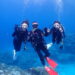 慶良間の海でダイビングを楽しむ親子3人の記念写真